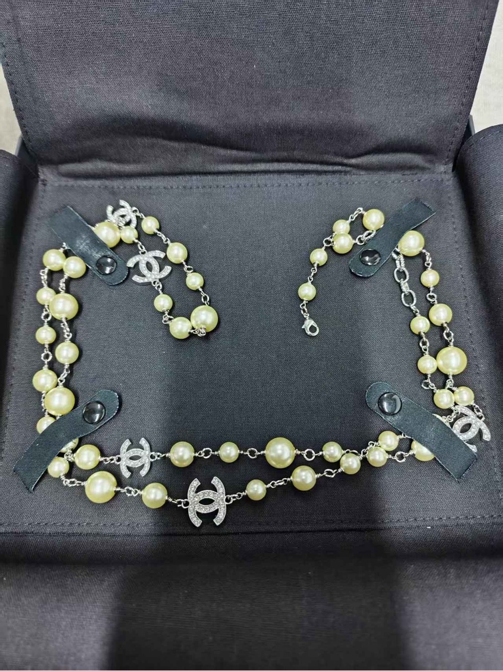 🍏Chanel Pearl and Silver-Tone Chain Necklace with Interlocking Logo Accents
